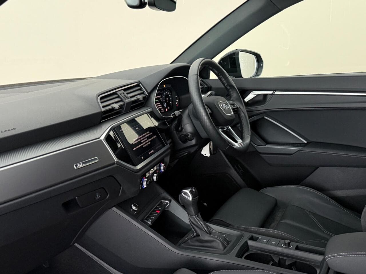 Audi Q3 thumbnail Interior Front