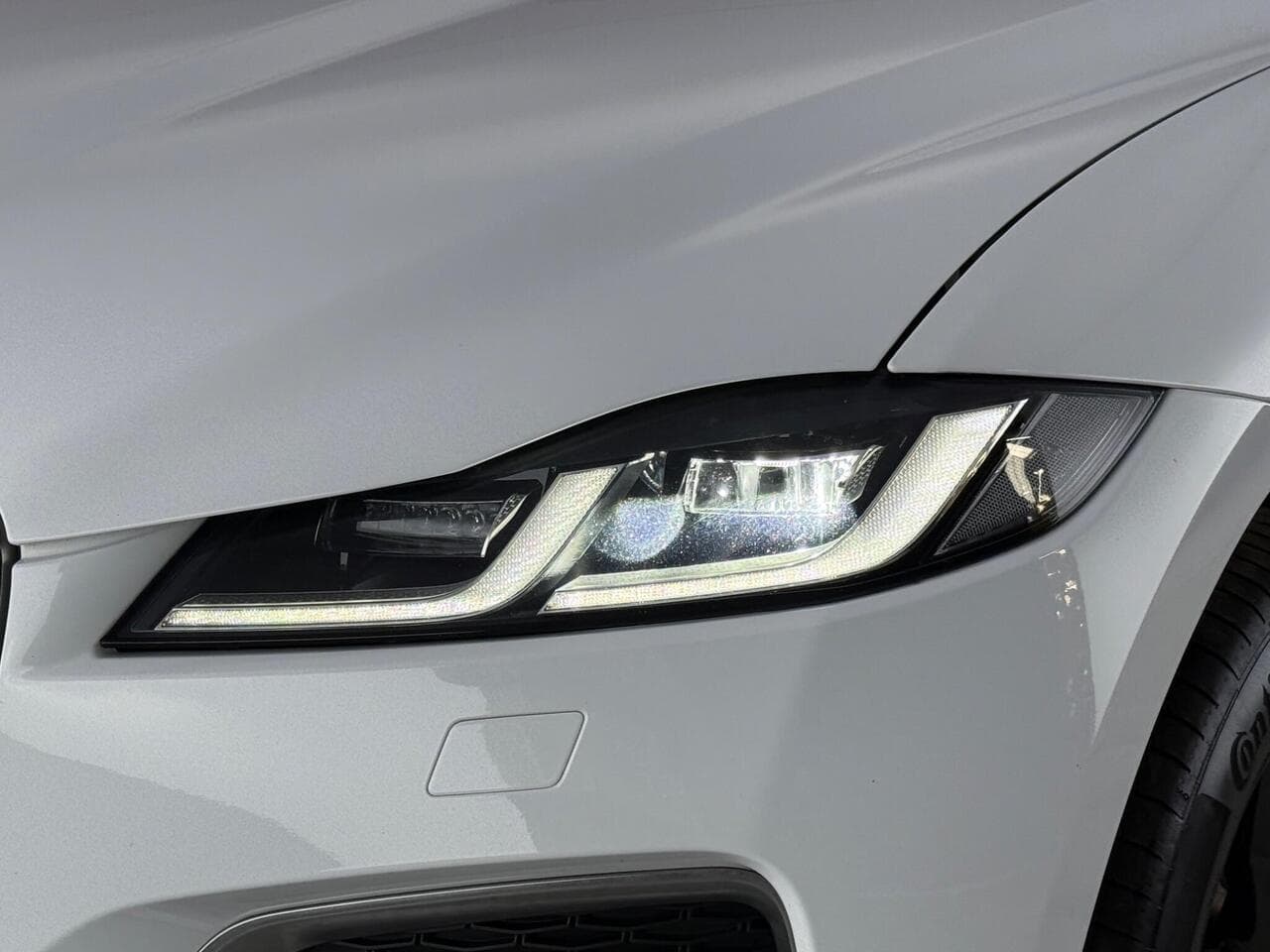 Jaguar F-PACE thumbnail Lights Front