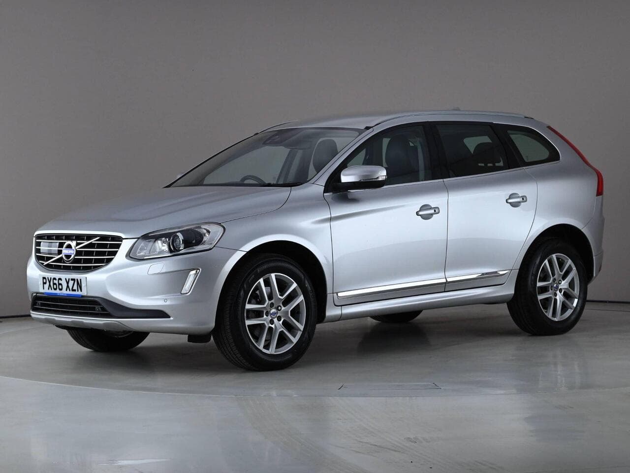 Volvo XC60 thumbnail Front Left