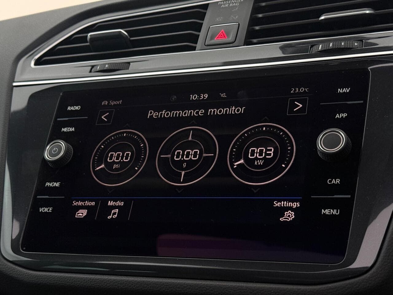 Volkswagen Tiguan thumbnail Infotainment System