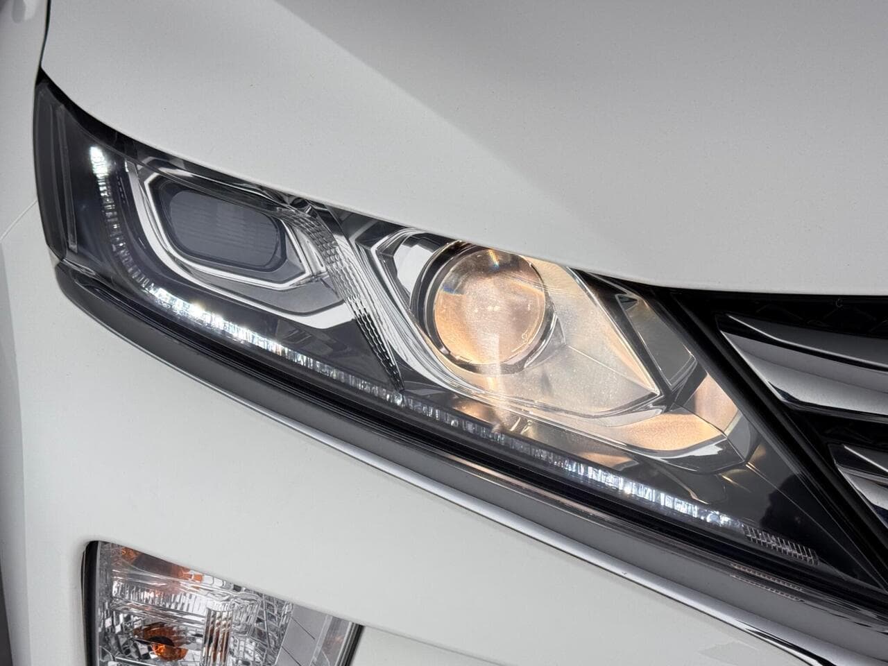 Mitsubishi Eclipse Cross thumbnail Lights Front