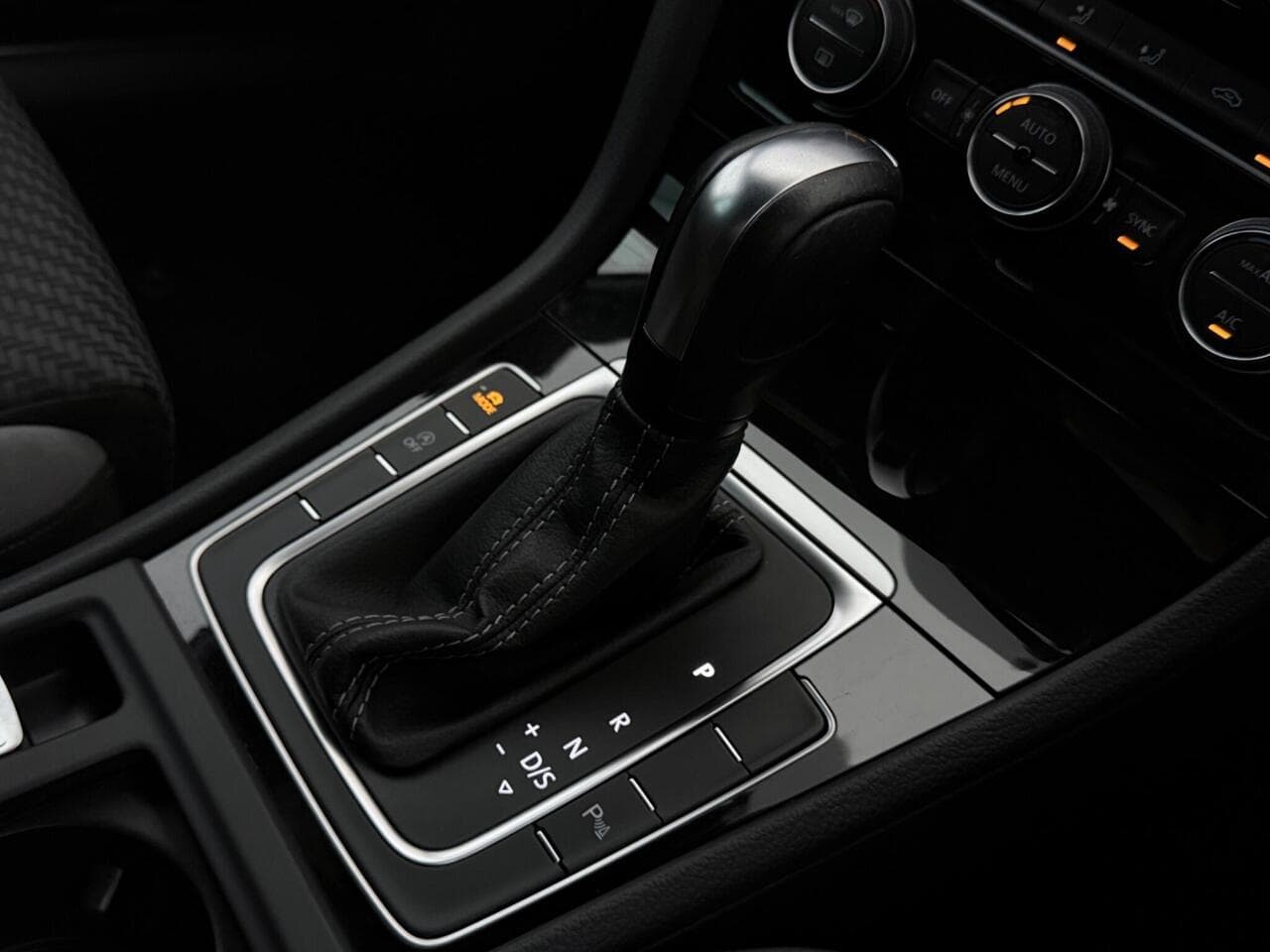 Volkswagen Golf thumbnail Interior Front