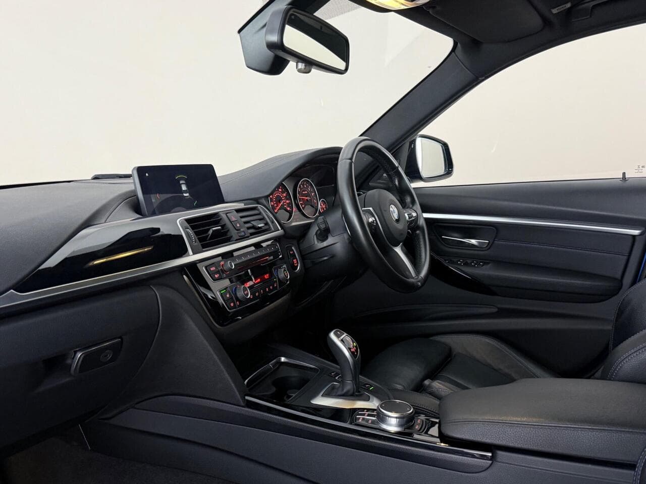BMW 3 Series thumbnail Interior Front