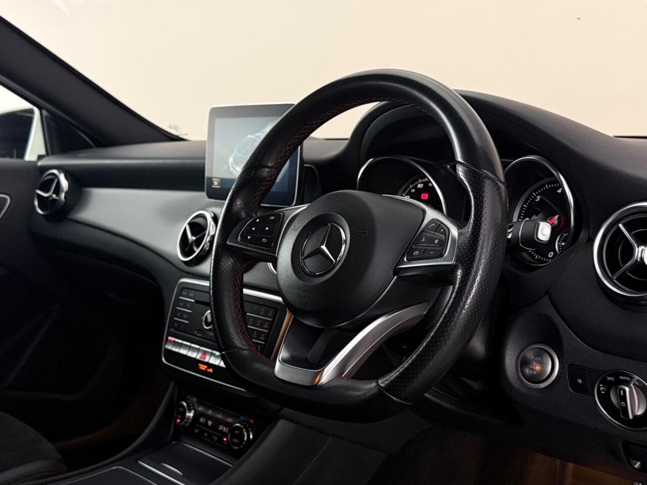 Mercedes-Benz GLA thumbnail Interior Front