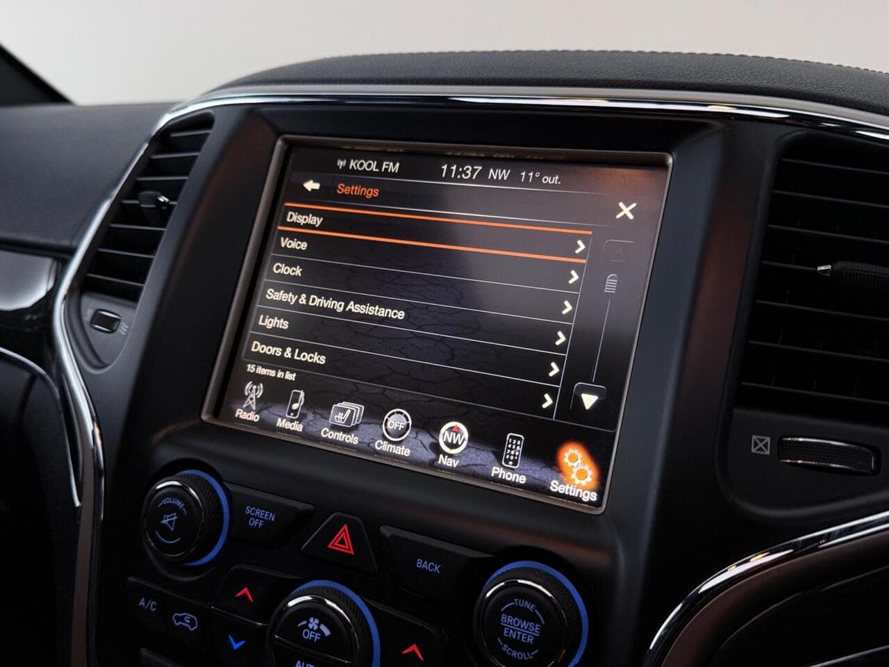 Jeep Grand Cherokee thumbnail Infotainment System