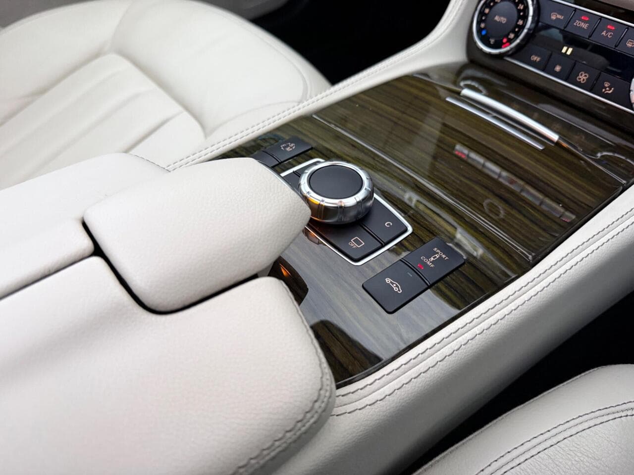 Mercedes-Benz CLS thumbnail Interior Front