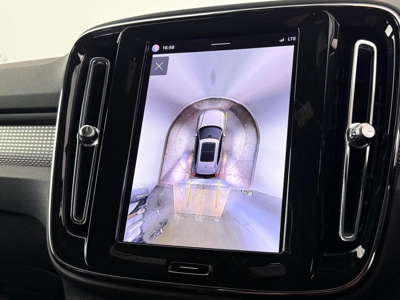 Volvo XC40 thumbnail Infotainment System