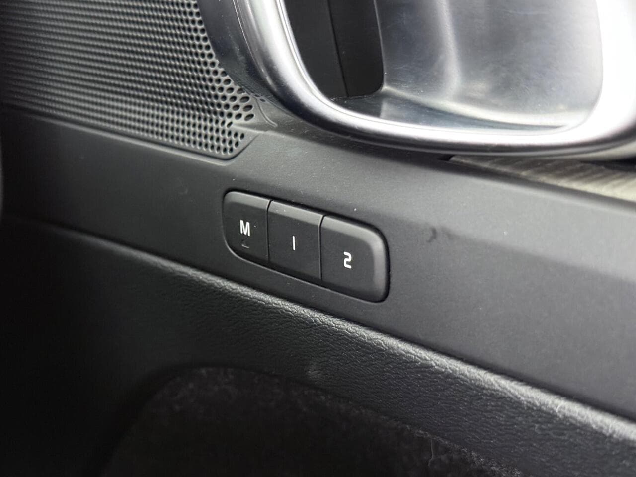 Volvo XC40 thumbnail Misc Controls