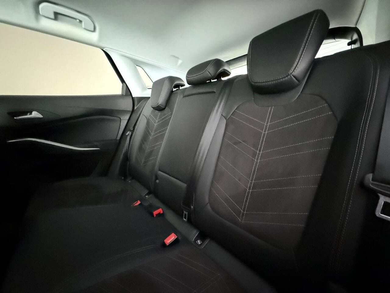 Vauxhall Grandland thumbnail Seats Rear