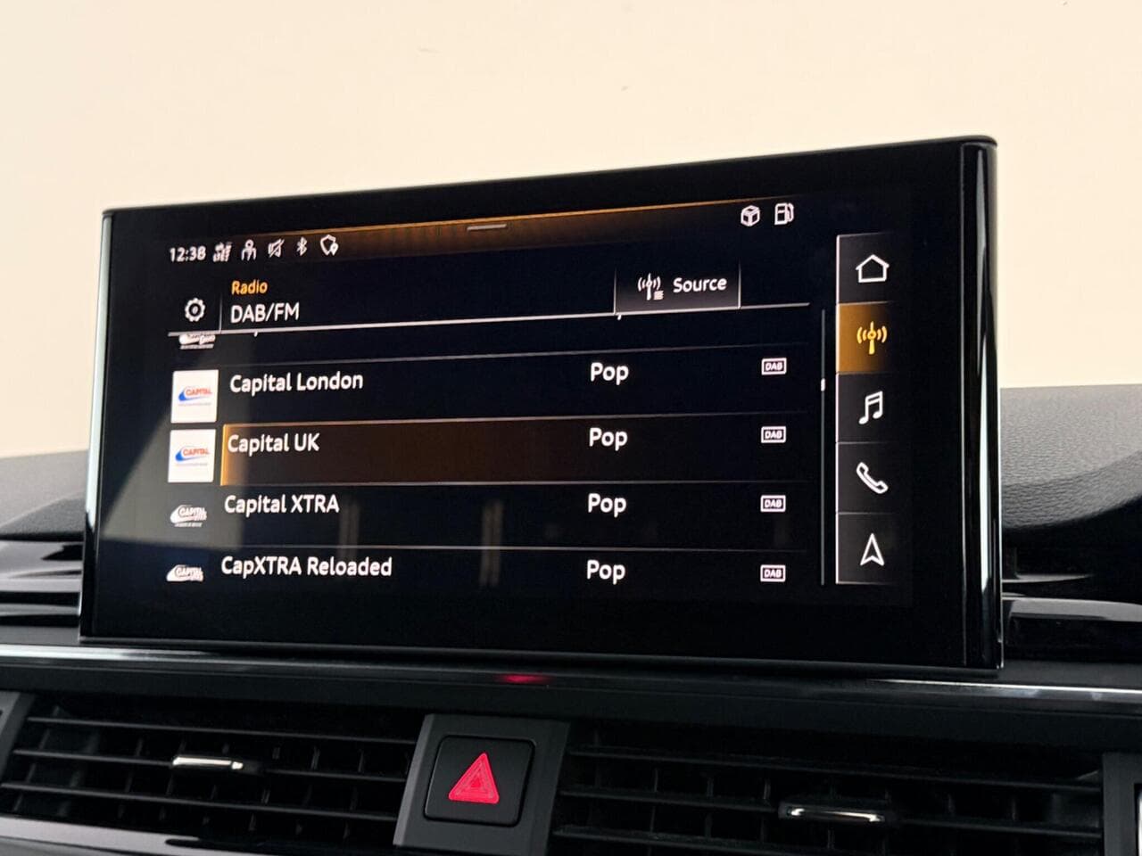 Audi A4 Avant thumbnail Infotainment System