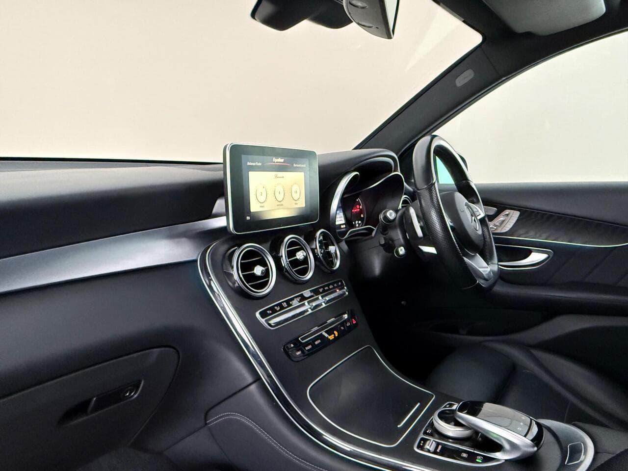 Mercedes-Benz GLC thumbnail Interior Front