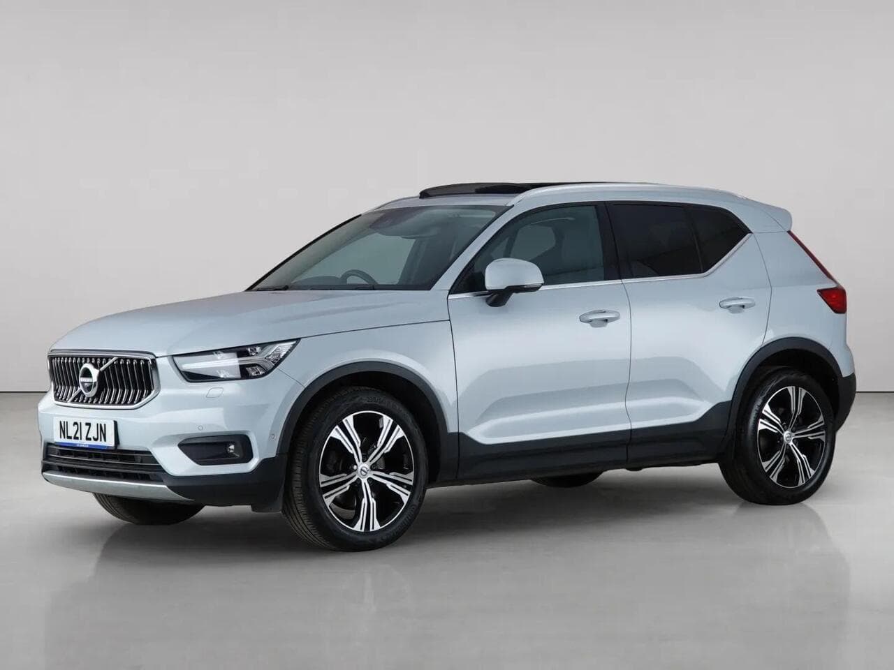 Volvo XC40 thumbnail Front Left