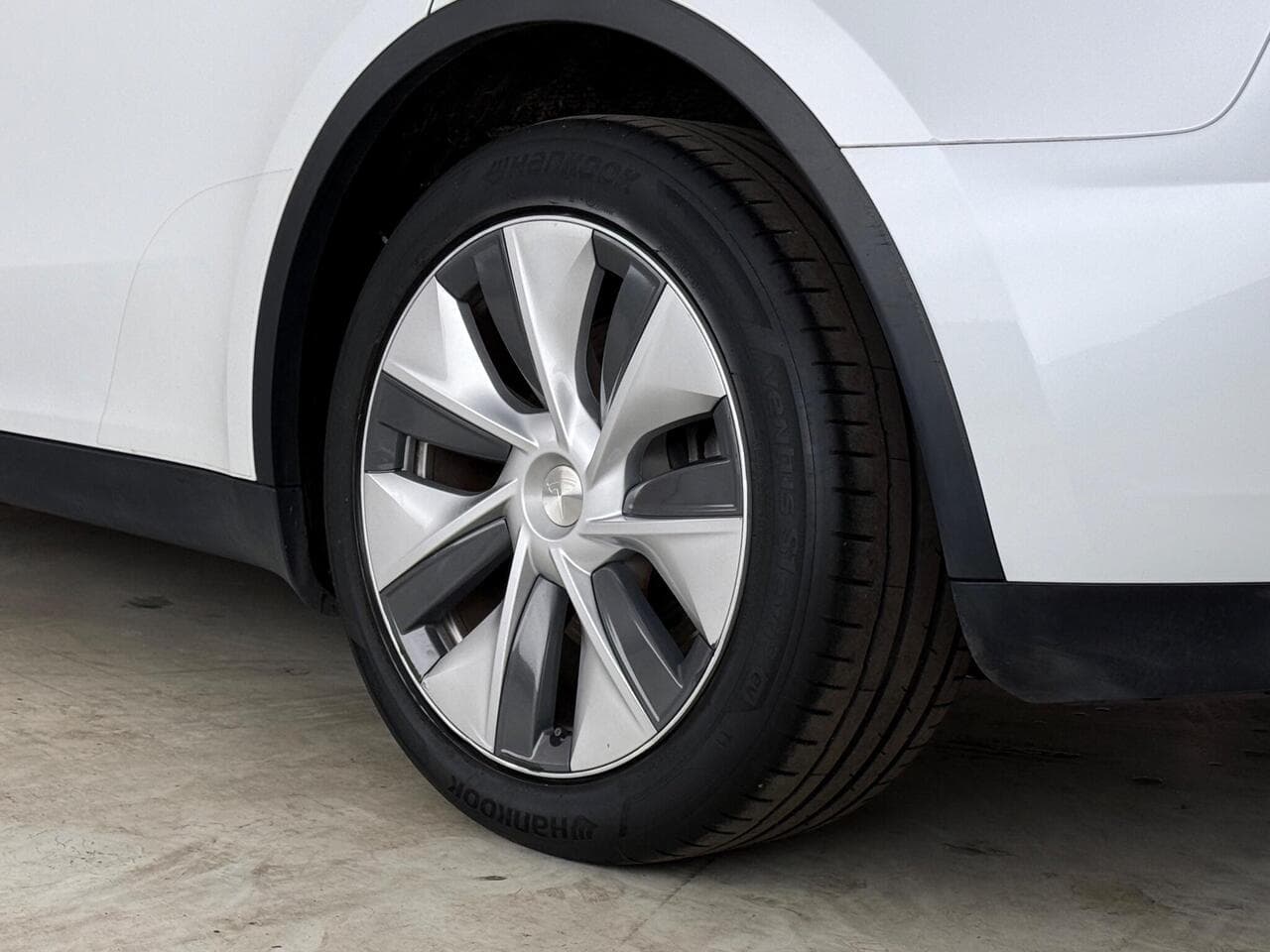 Tesla Model Y thumbnail Wheel