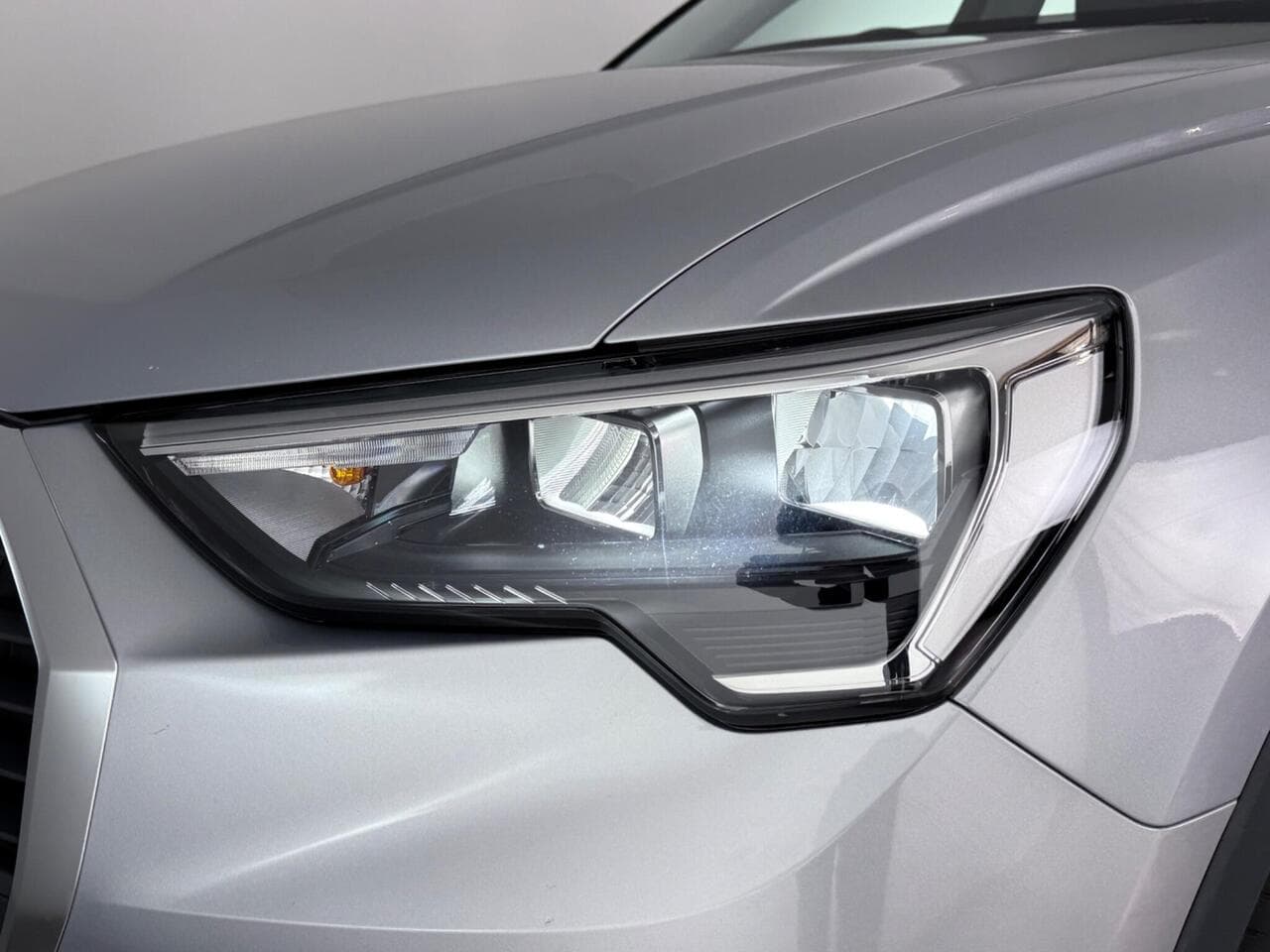 Audi Q3 thumbnail Lights Front