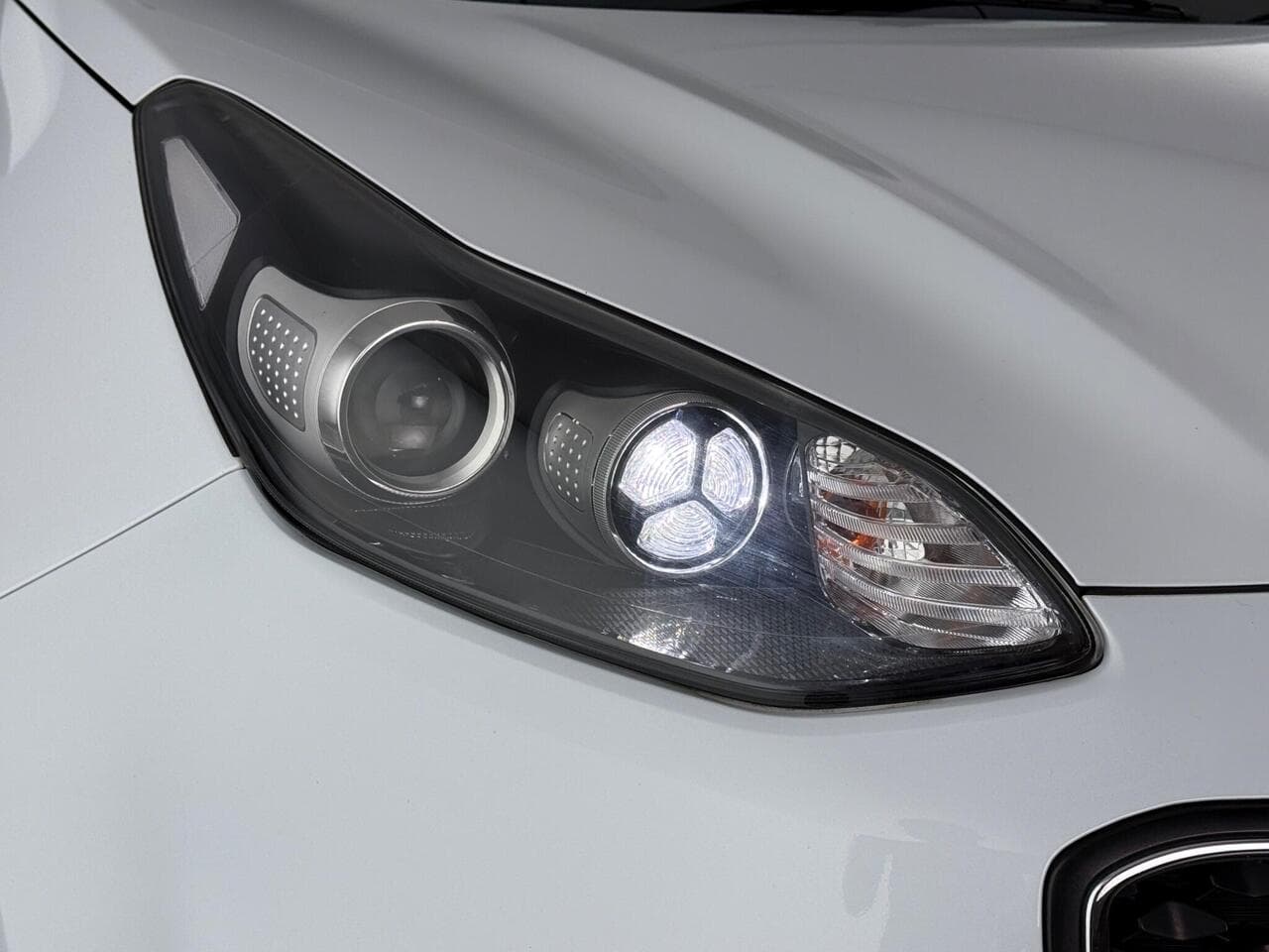 Kia Sportage thumbnail Lights Front