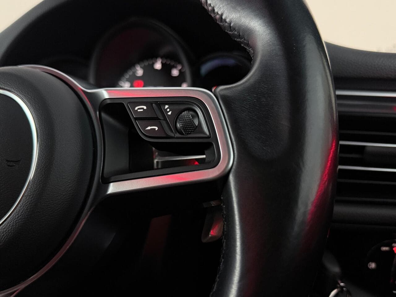Porsche Macan thumbnail Misc Controls