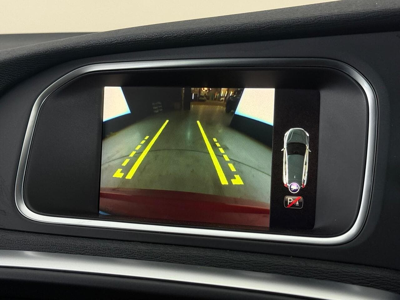 Volvo V40 thumbnail Infotainment System
