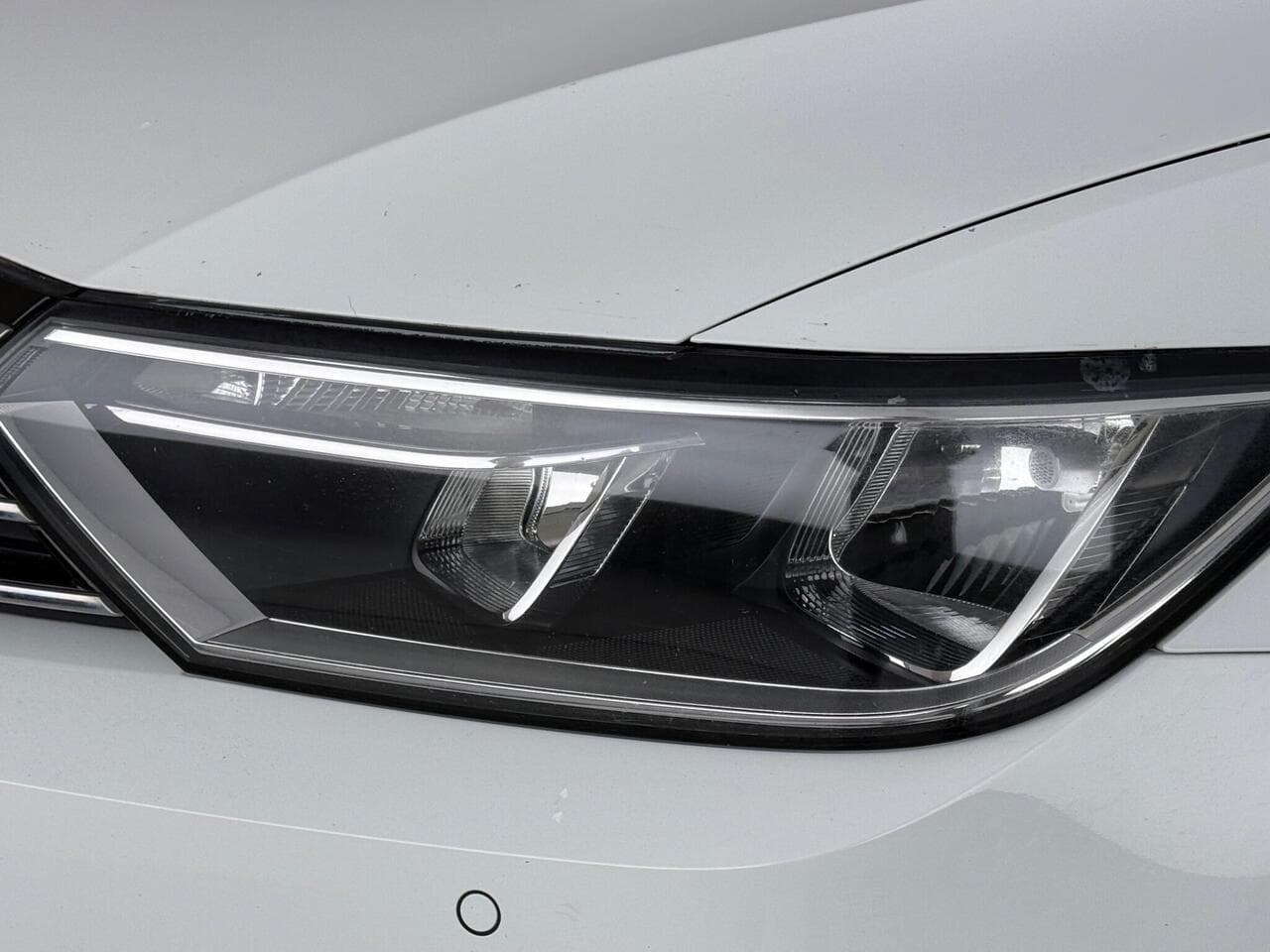 Volkswagen Passat thumbnail Lights Front