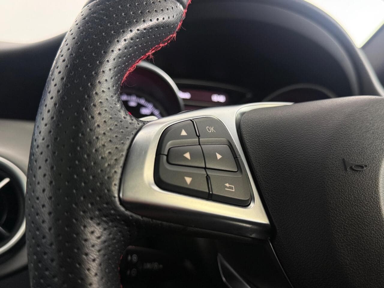 Mercedes-Benz GLA thumbnail Misc Controls