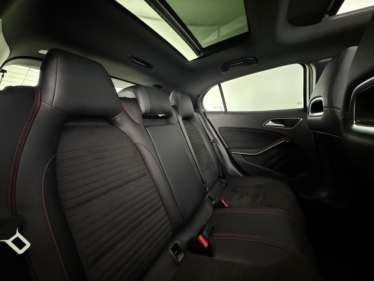 Mercedes-Benz GLA thumbnail Seats Rear