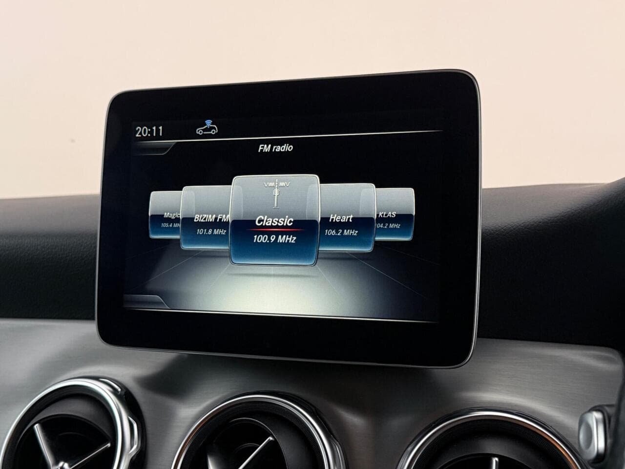 Mercedes-Benz GLA thumbnail Infotainment System