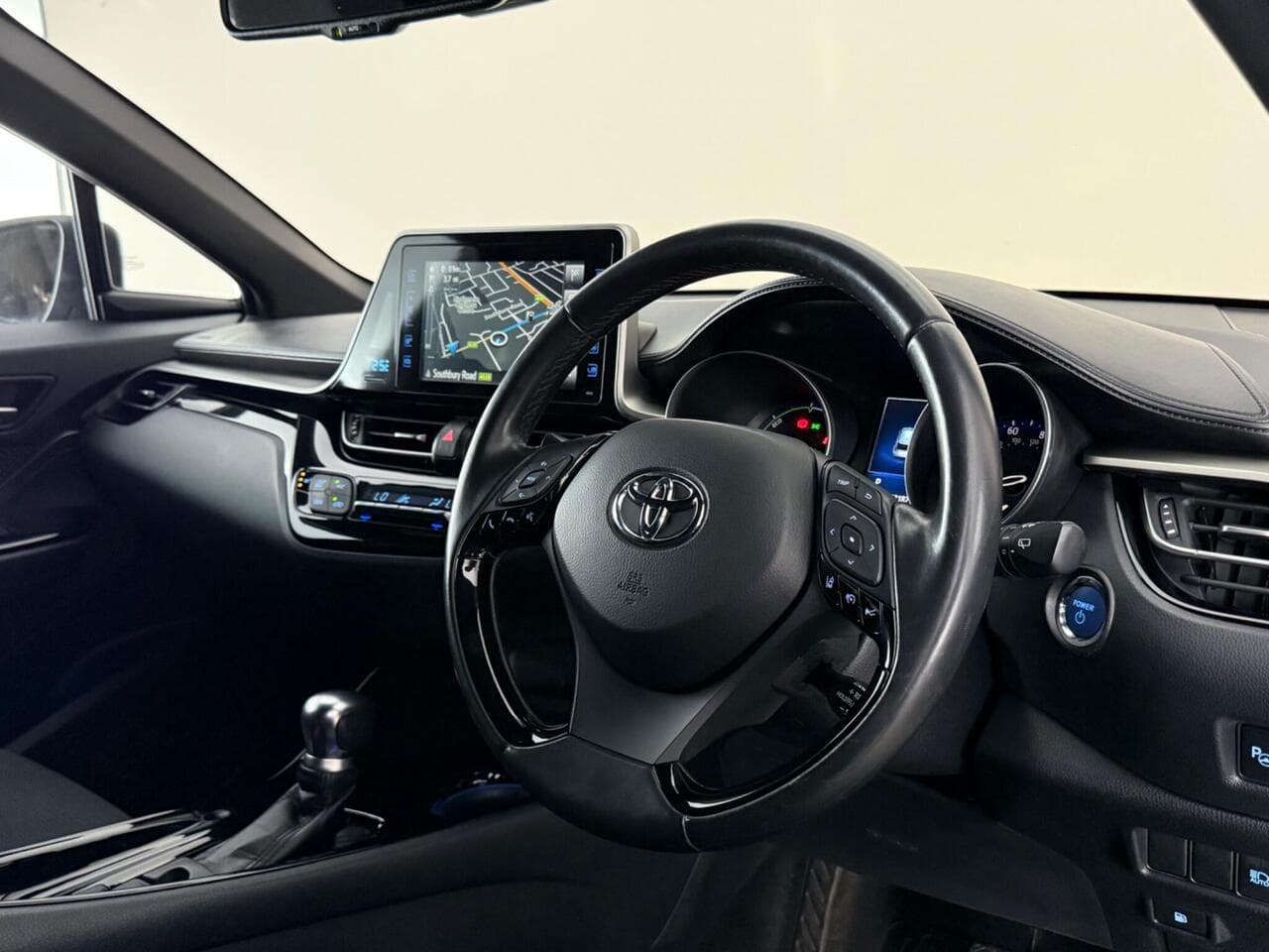 Toyota C-HR thumbnail Interior Front