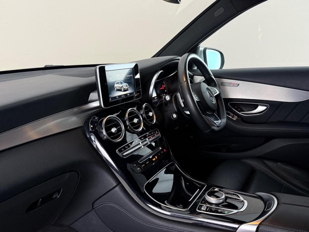 Mercedes-Benz GLC thumbnail Interior Front