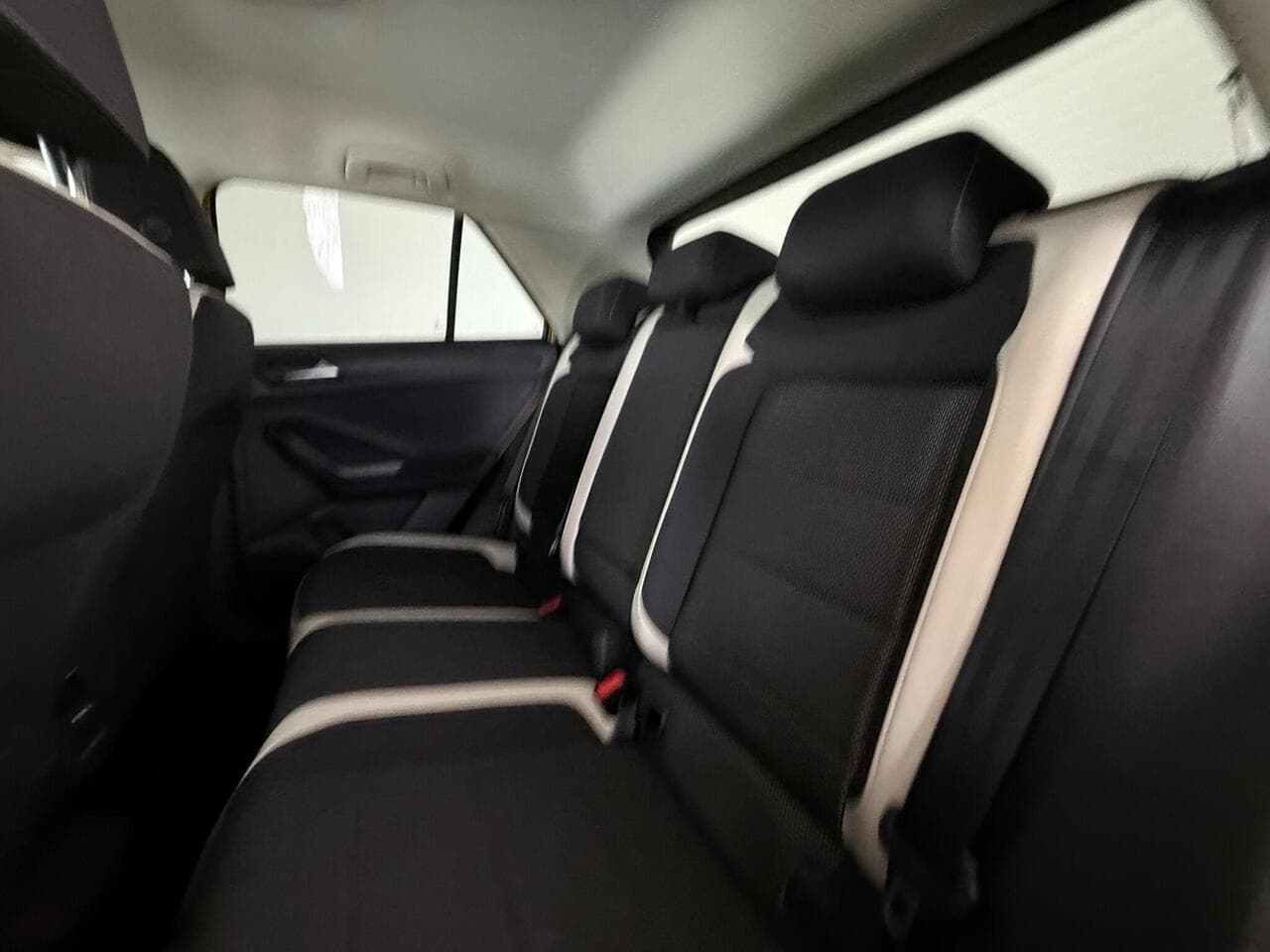 Volkswagen T-Roc thumbnail Seats Rear