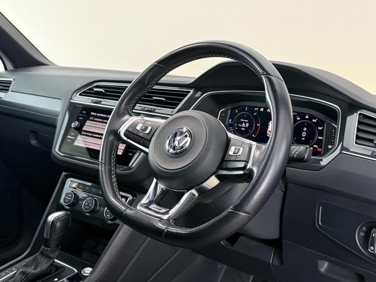 Volkswagen Tiguan thumbnail Steering Wheel