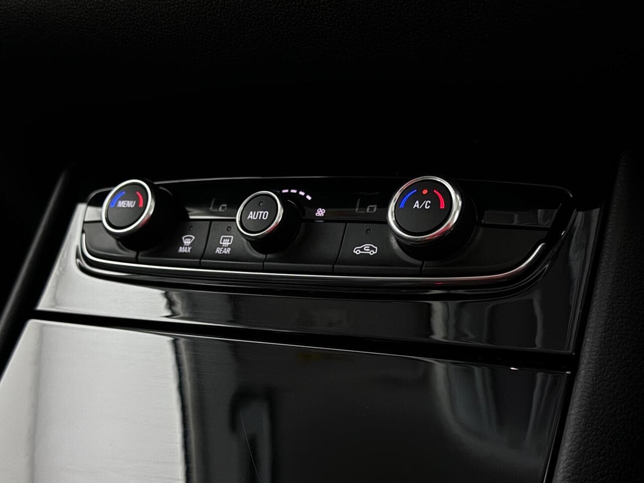 Vauxhall Grandland X thumbnail Misc Controls