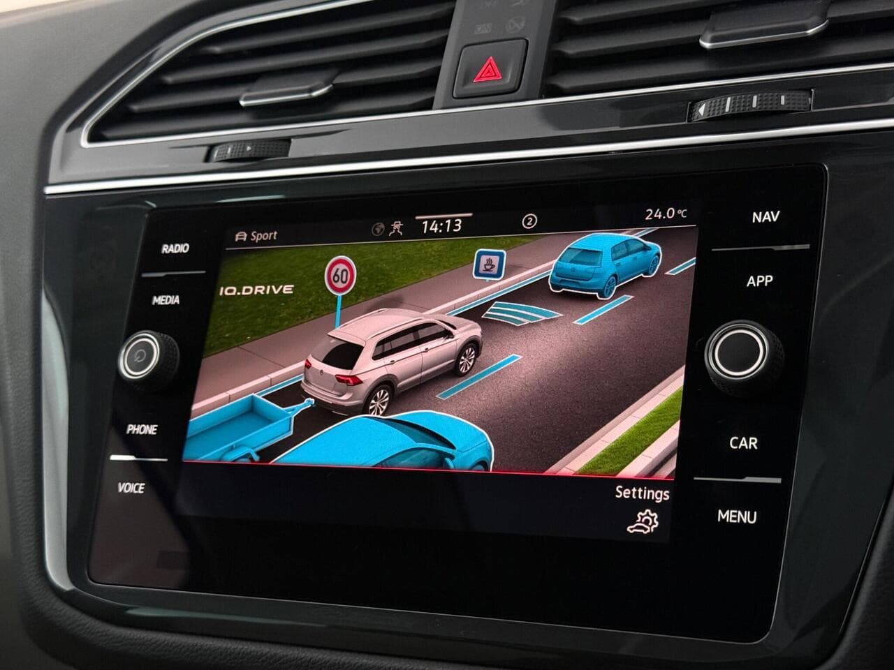 Volkswagen Tiguan thumbnail Infotainment System