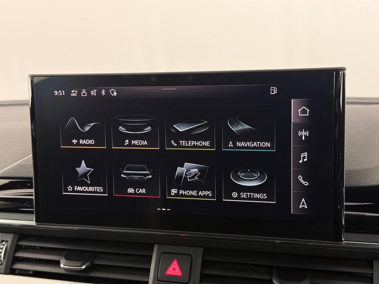 Audi A4 Avant thumbnail Infotainment System