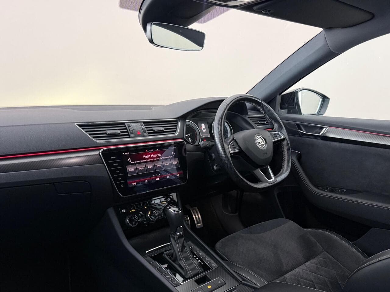 Skoda Superb thumbnail Interior Front