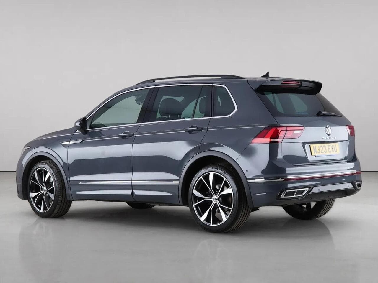 Volkswagen Tiguan thumbnail Side Left