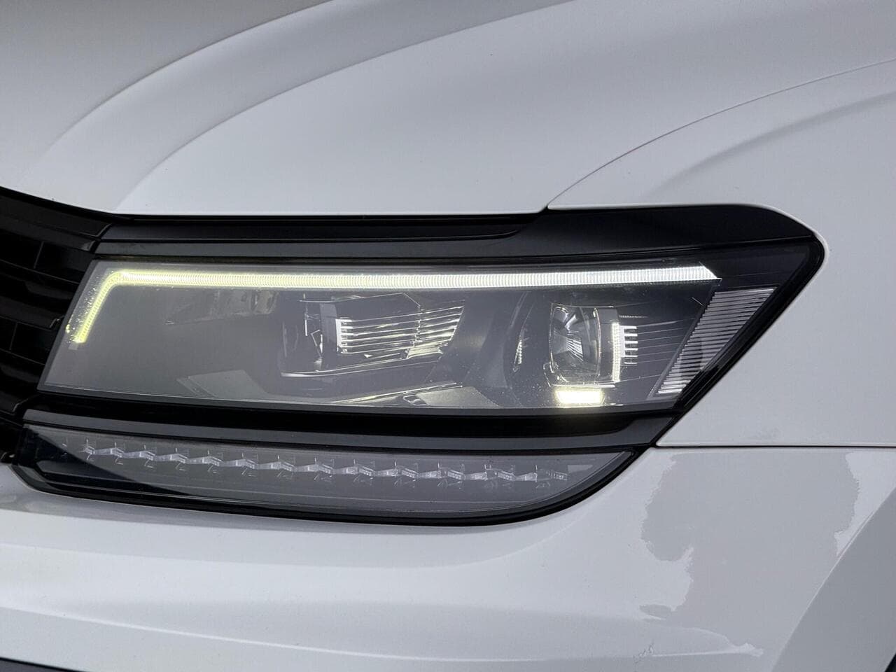 Volkswagen Tiguan thumbnail Lights Front