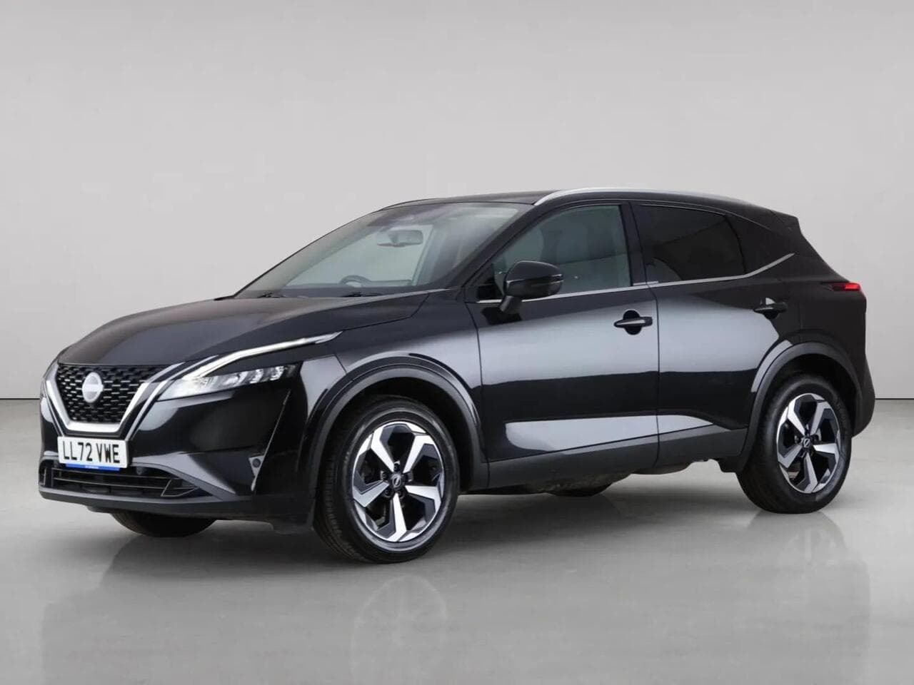 Nissan Qashqai thumbnail Front Left