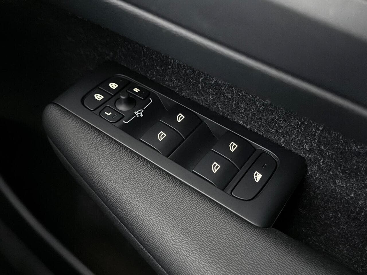 Volvo XC40 thumbnail Misc Controls