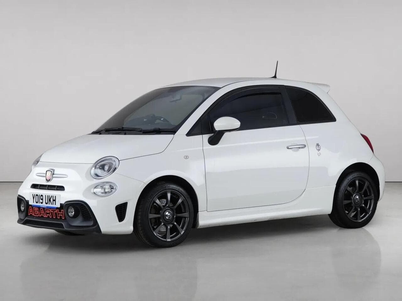 Abarth 595 thumbnail Front Left