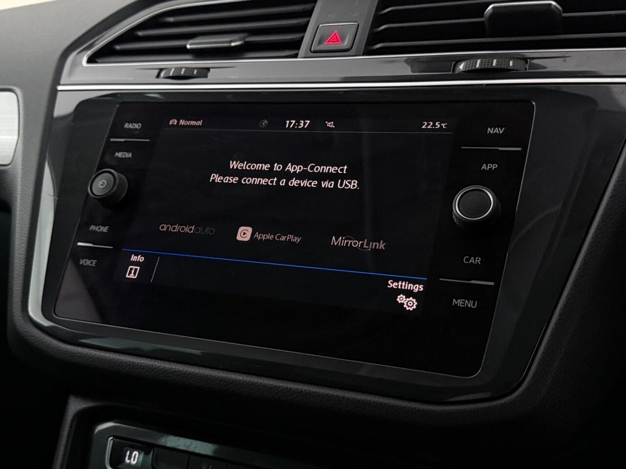 Volkswagen Tiguan thumbnail Infotainment System