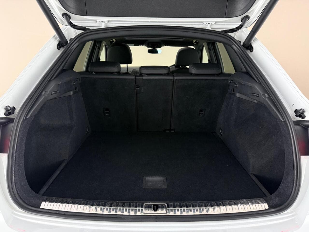 Audi Q3 thumbnail Boot