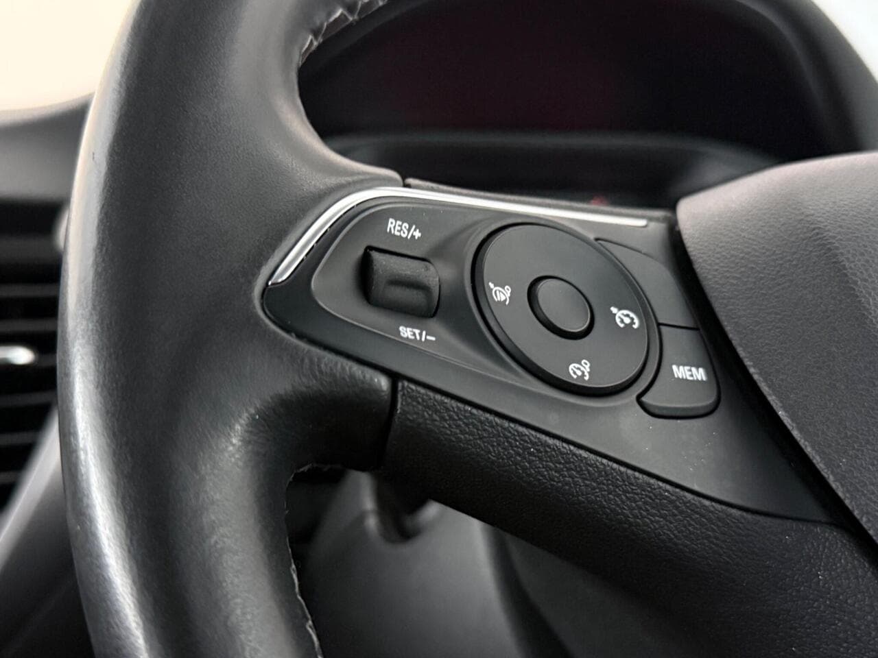 Vauxhall Crossland X thumbnail Misc Controls