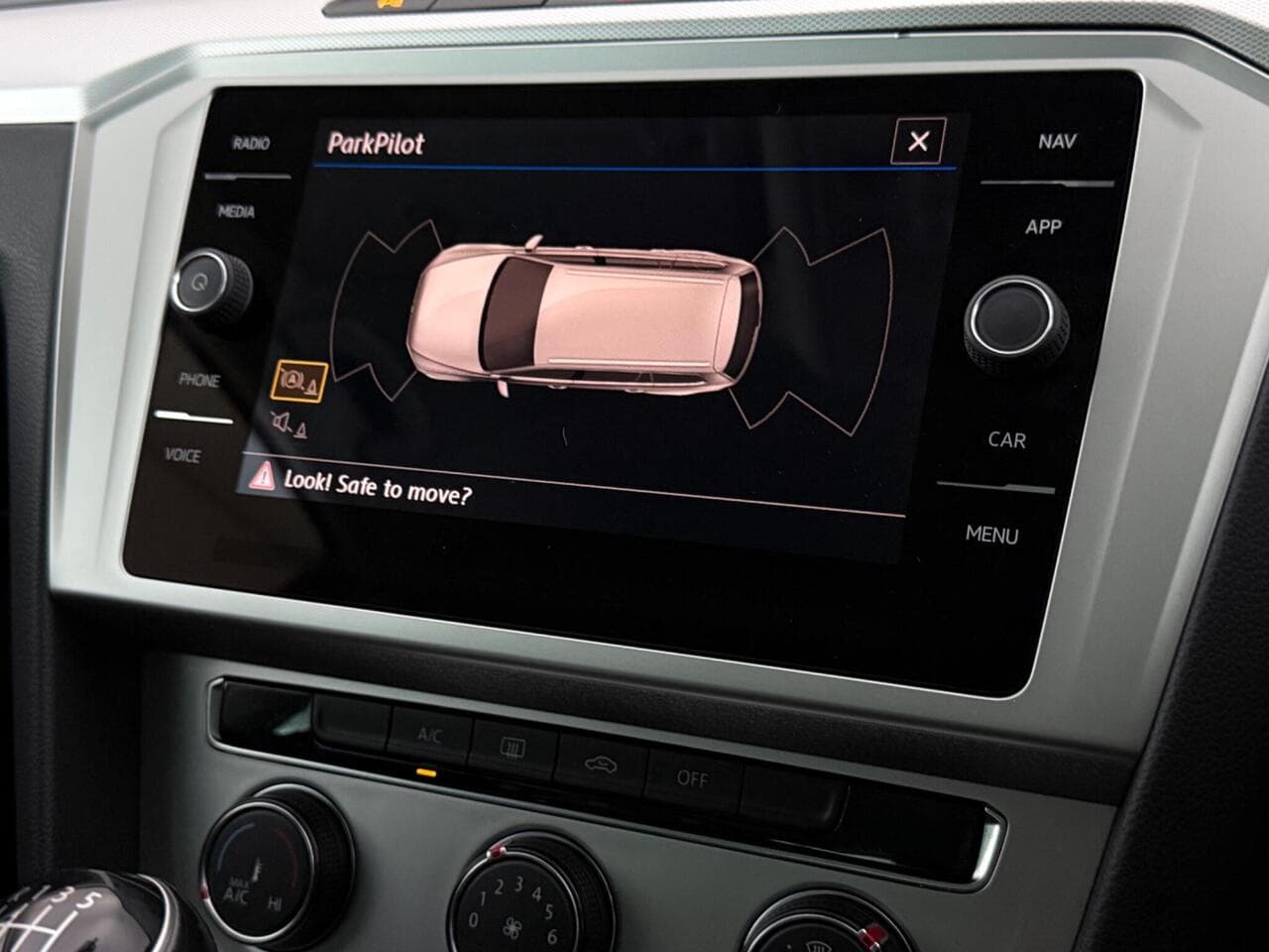 Volkswagen Passat thumbnail Infotainment System