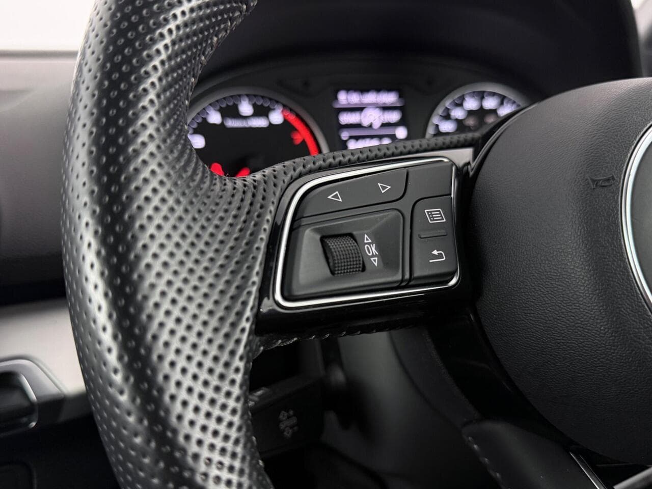 Audi Q2 thumbnail Misc Controls