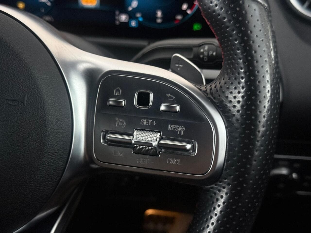 Mercedes-Benz GLA thumbnail Misc Controls