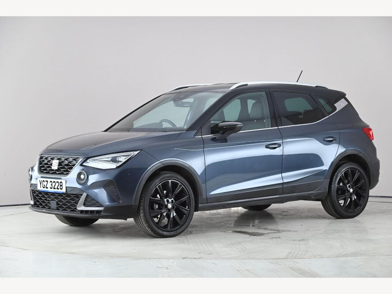 SEAT Arona thumbnail Front Left