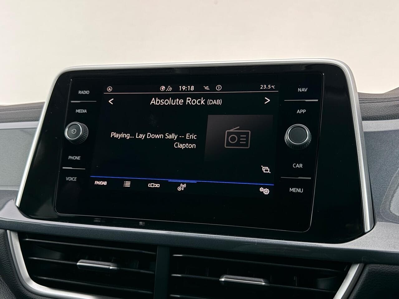 Volkswagen T-Roc thumbnail Infotainment System