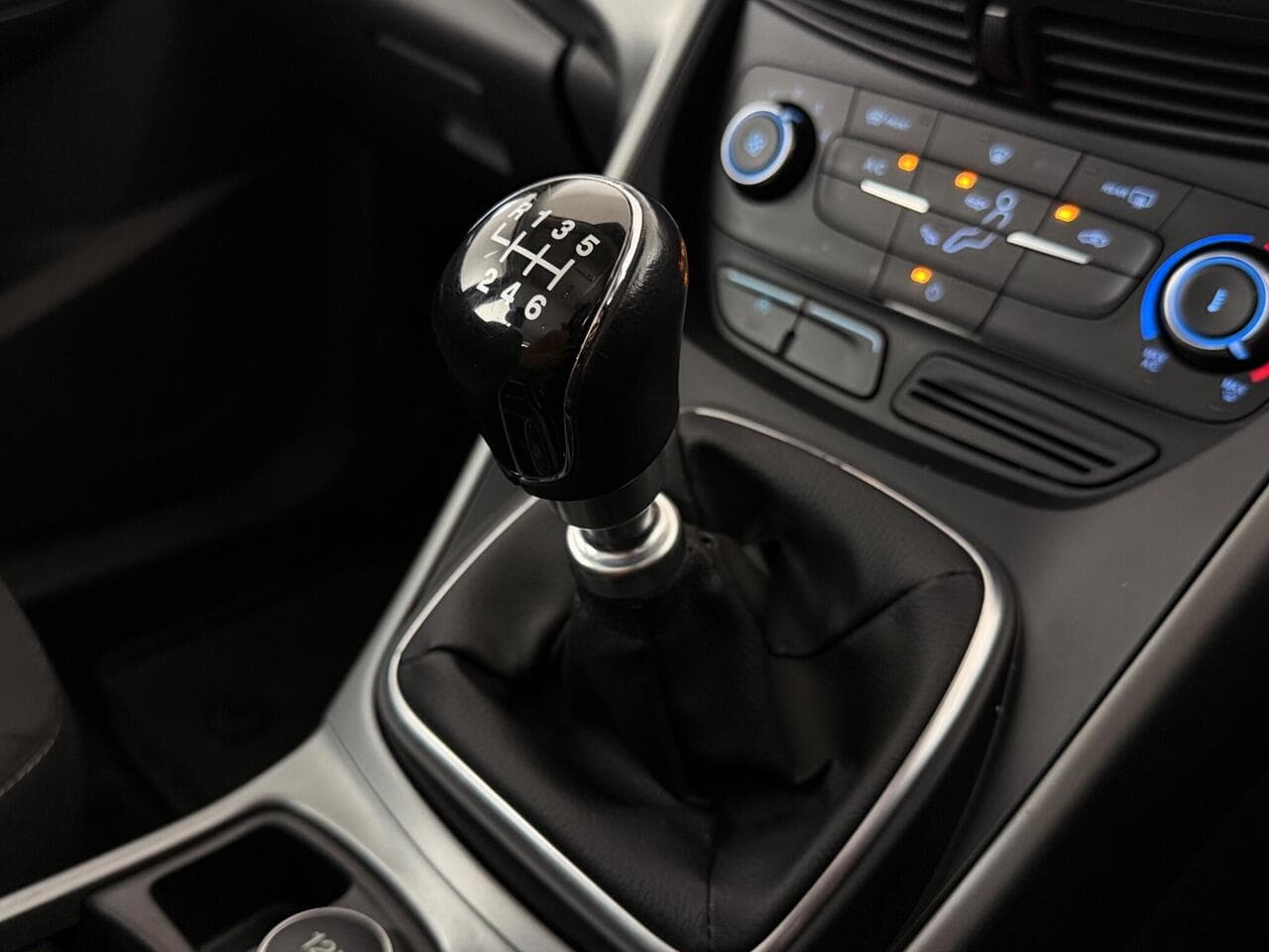 Ford Kuga thumbnail Interior Front