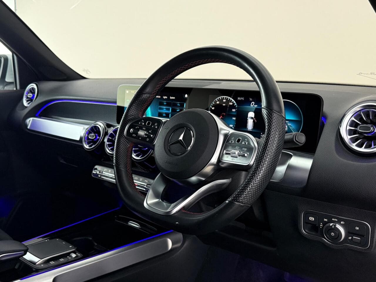Mercedes-Benz GLB thumbnail Interior Front