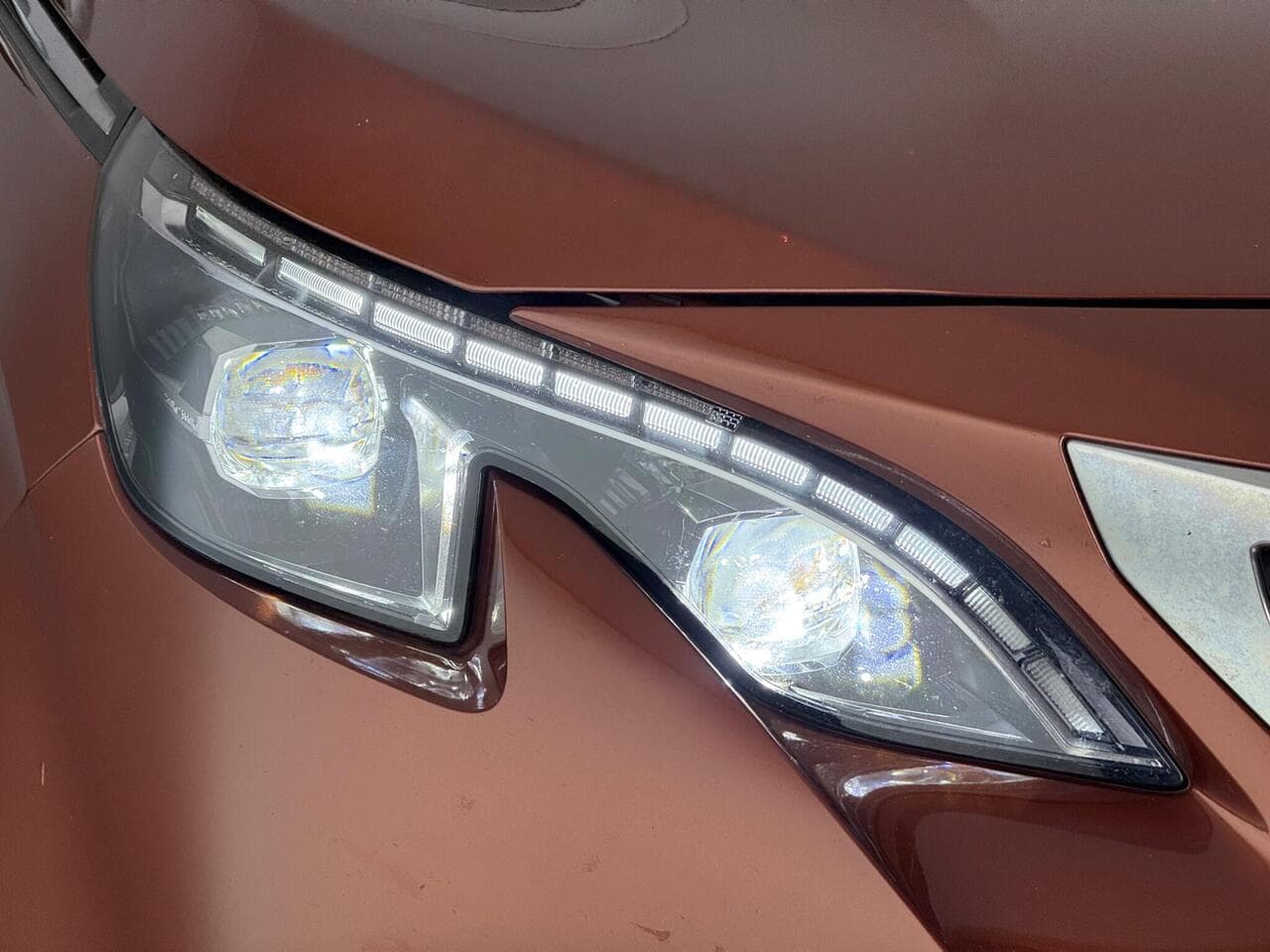 Peugeot 3008 thumbnail Lights Front