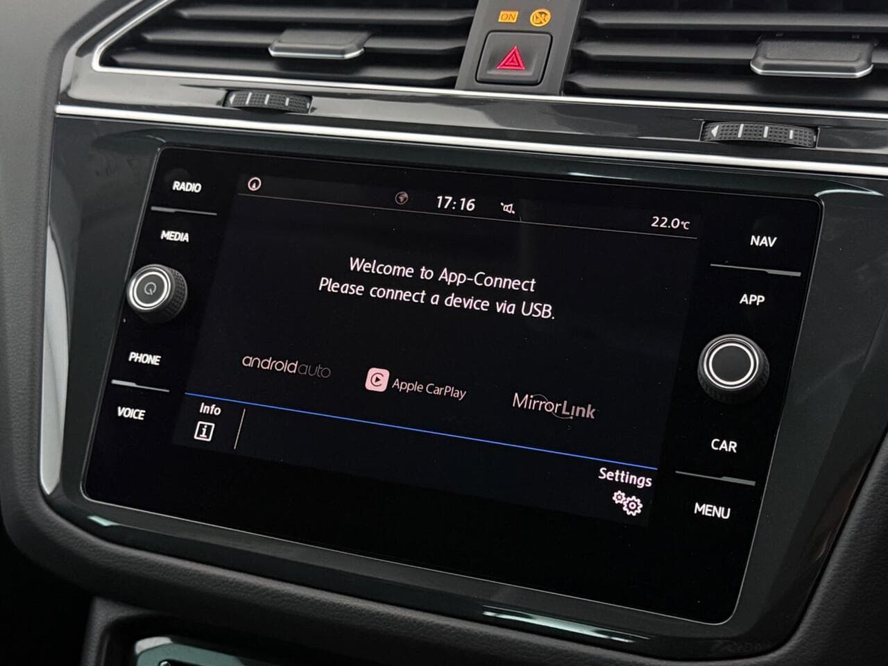 Volkswagen Tiguan thumbnail Infotainment System